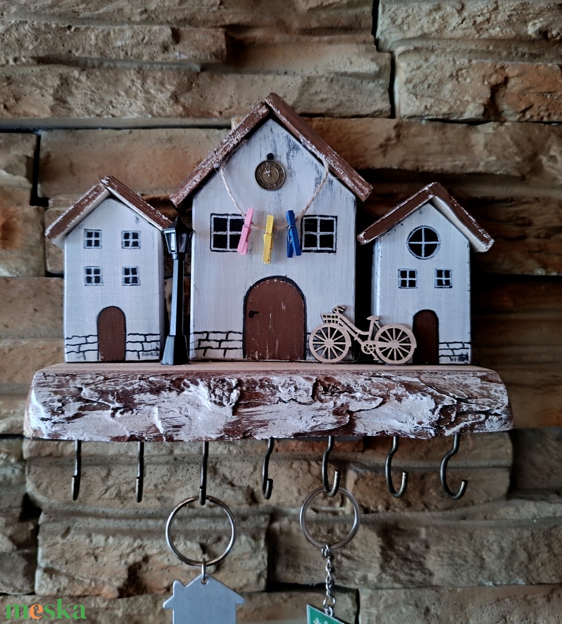 Egyedi tervezésű, fából készült fali kulcstartó házikókkal és biciklivel  - otthon & életmód - dekoráció - fali és függő dekoráció - fali kulcstartó - Meska.hu