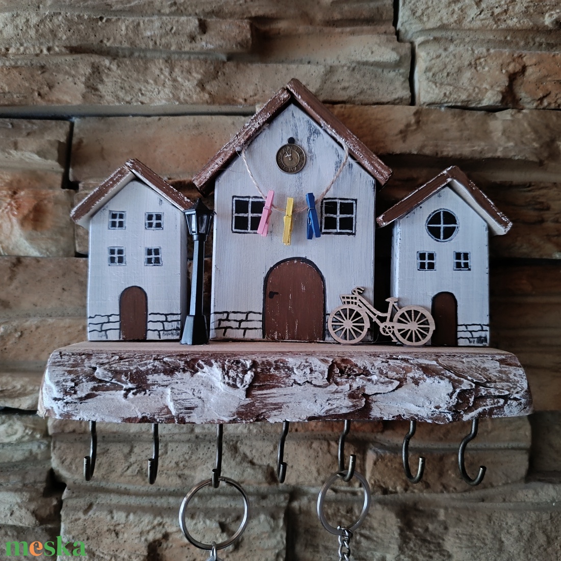 Egyedi tervezésű, fából készült fali kulcstartó házikókkal és biciklivel  - otthon & életmód - dekoráció - fali és függő dekoráció - fali kulcstartó - Meska.hu