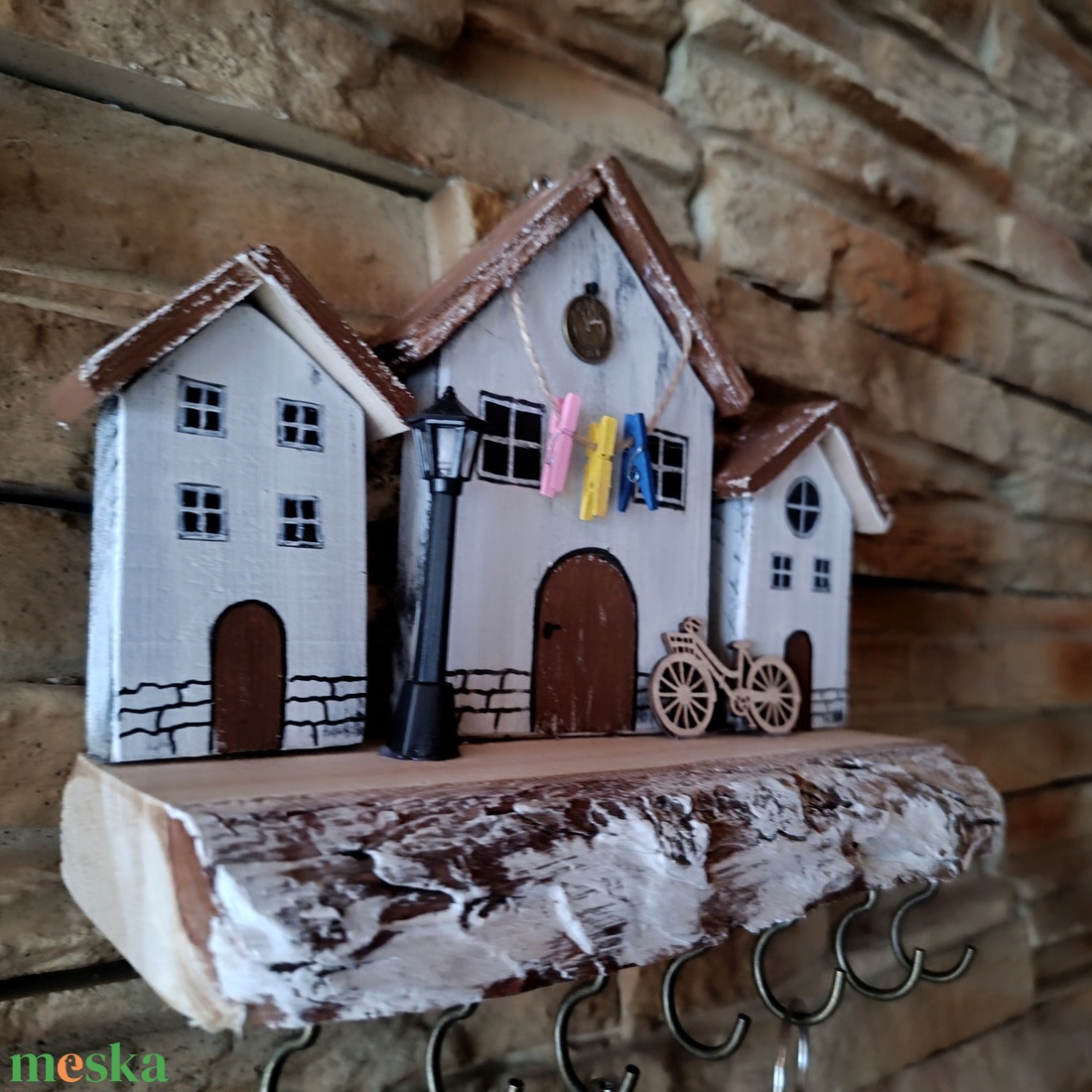 Egyedi tervezésű, fából készült fali kulcstartó házikókkal és biciklivel  - otthon & életmód - dekoráció - fali és függő dekoráció - fali kulcstartó - Meska.hu