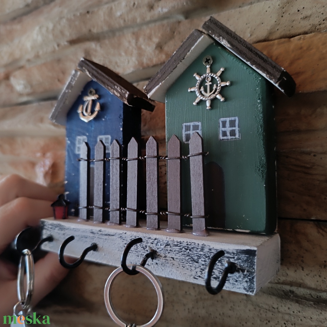 Fa fali kulcstartó két kis házikóval - otthon & életmód - dekoráció - fali és függő dekoráció - fali kulcstartó - Meska.hu