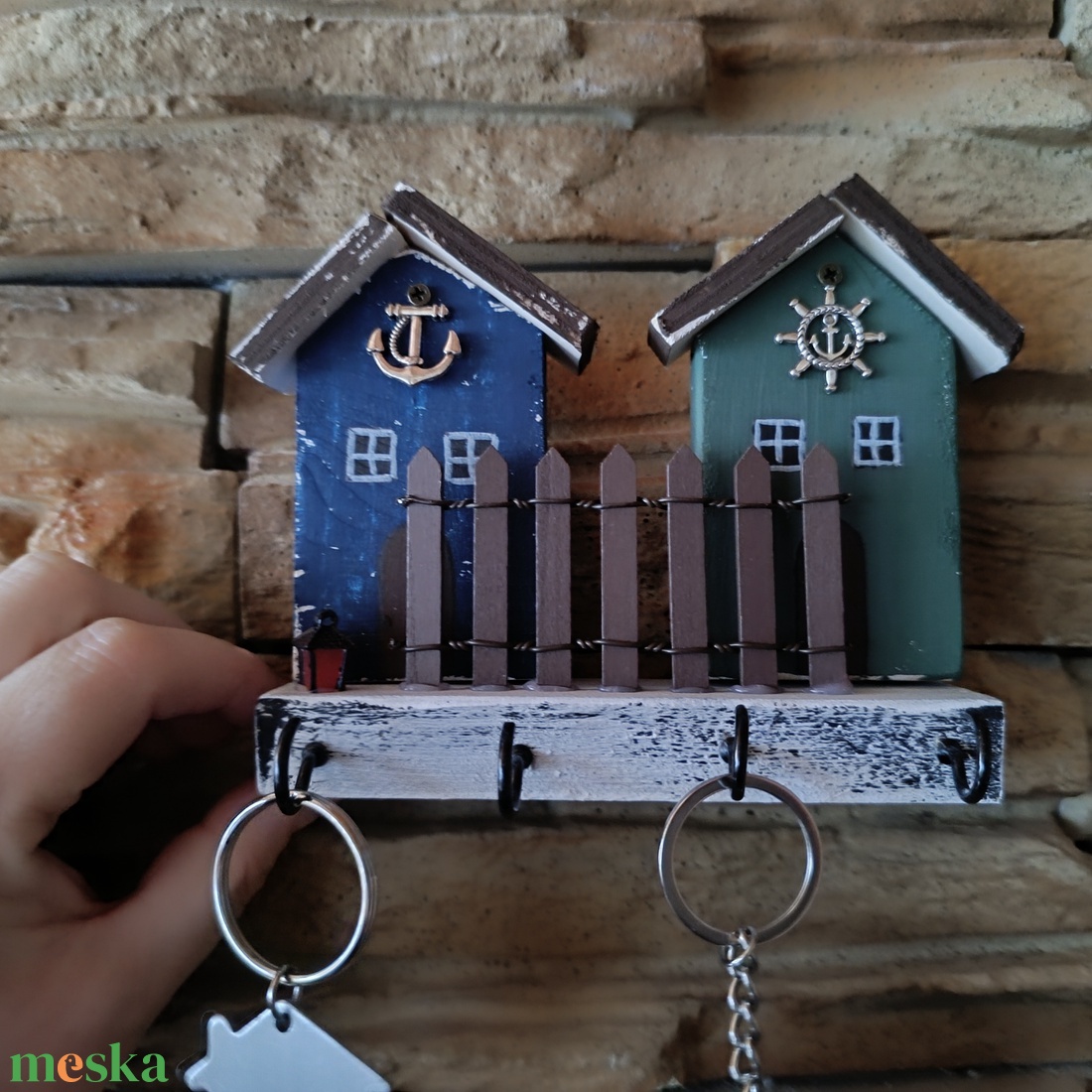 Fa fali kulcstartó két kis házikóval - otthon & életmód - dekoráció - fali és függő dekoráció - fali kulcstartó - Meska.hu