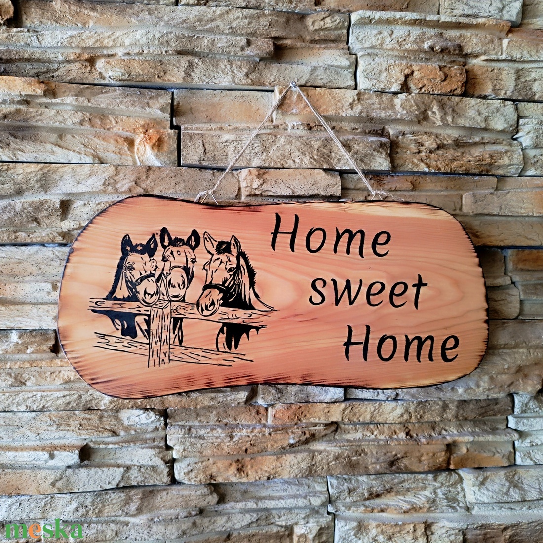 Home sweet home felirattal díszített fából készült lovas üdvözlő tábla  - otthon & életmód - ház & kert - isten hozott tábla - Meska.hu