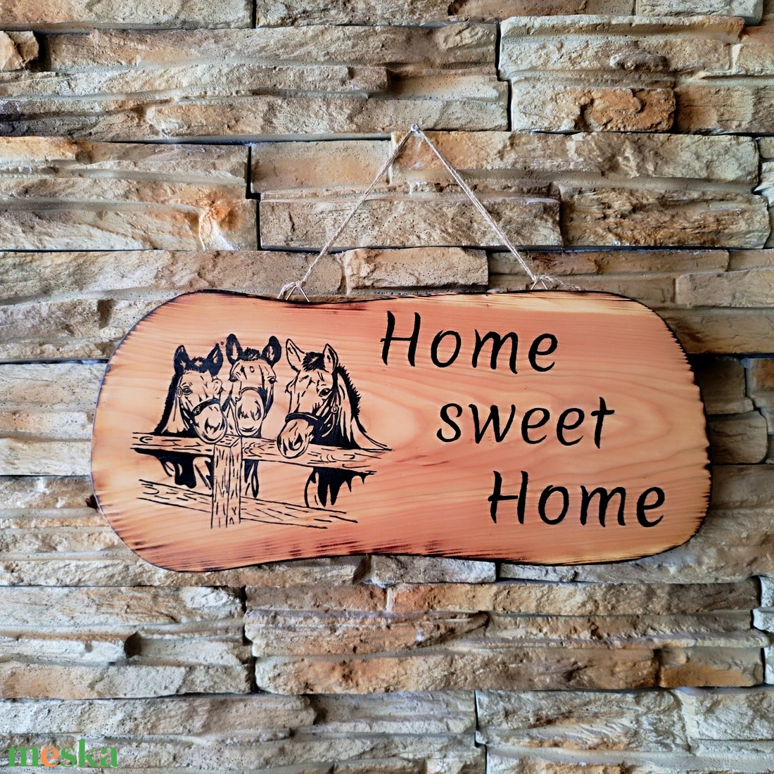 Home sweet home felirattal díszített fából készült lovas üdvözlő tábla  - otthon & életmód - ház & kert - isten hozott tábla - Meska.hu