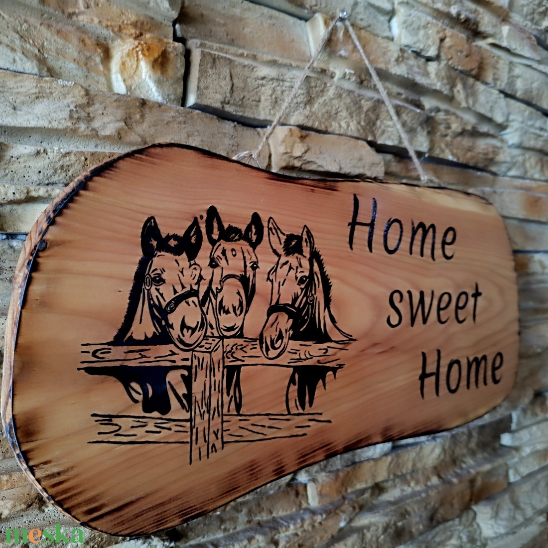 Home sweet home felirattal díszített fából készült lovas üdvözlő tábla  - otthon & életmód - ház & kert - isten hozott tábla - Meska.hu