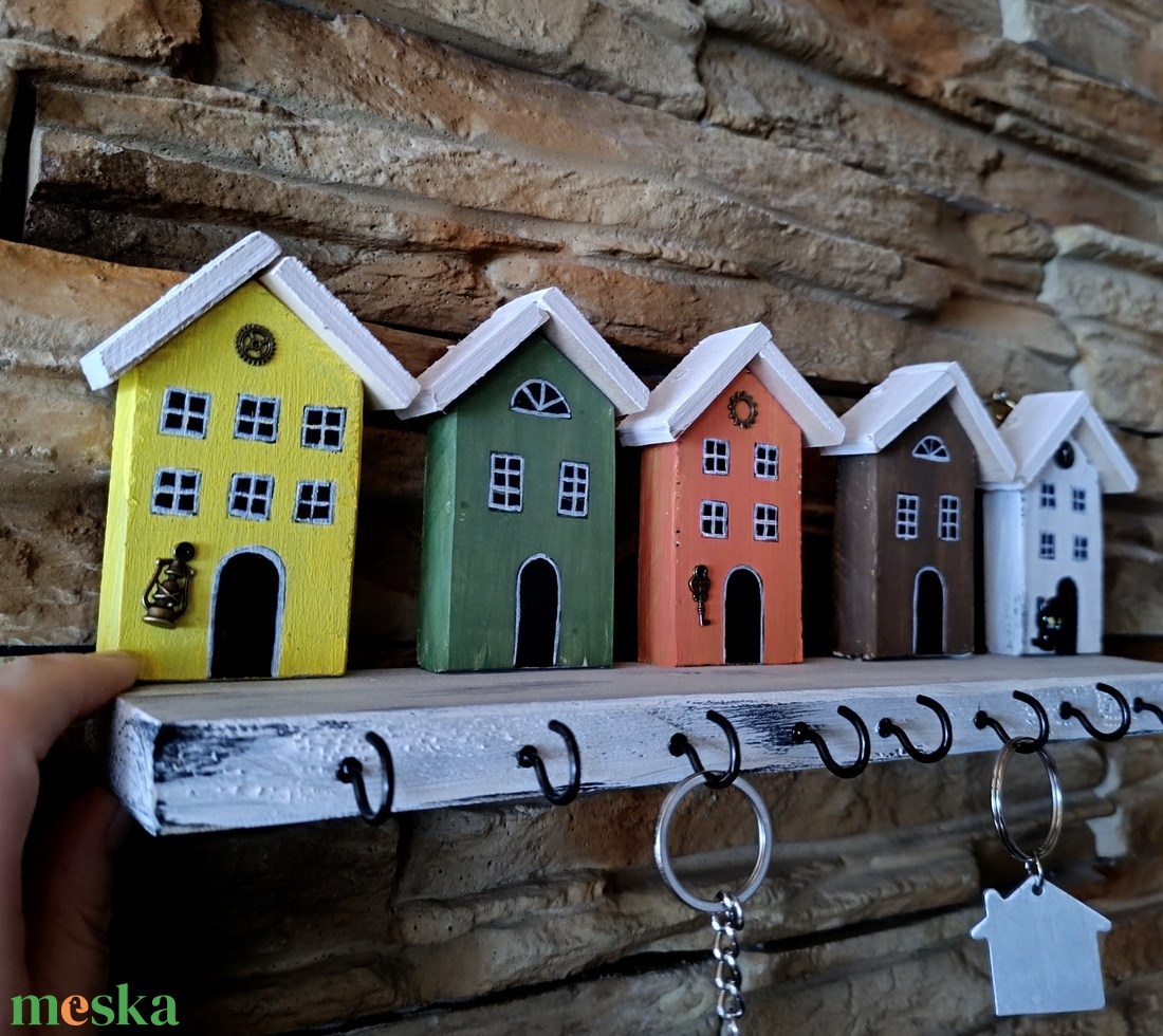 Fa fali kulcstartó színes házikókkal - otthon & életmód - dekoráció - fali és függő dekoráció - fali kulcstartó - Meska.hu