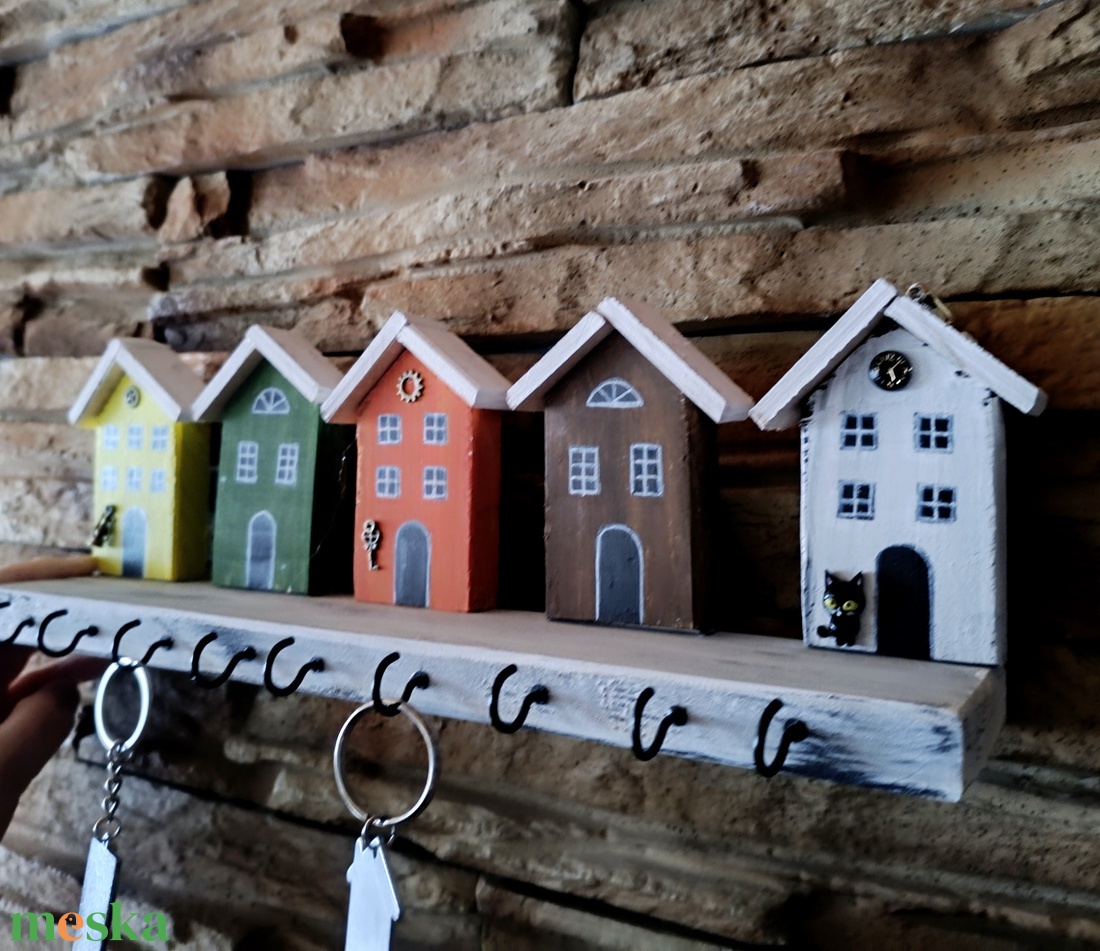 Fa fali kulcstartó színes házikókkal - otthon & életmód - dekoráció - fali és függő dekoráció - fali kulcstartó - Meska.hu