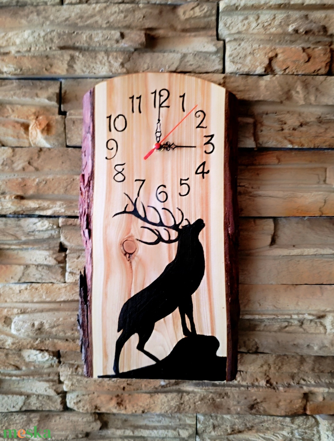 Dombon álló szarvas fából készült falióra  - otthon & életmód - dekoráció - fali és függő dekoráció - falióra & óra - Meska.hu