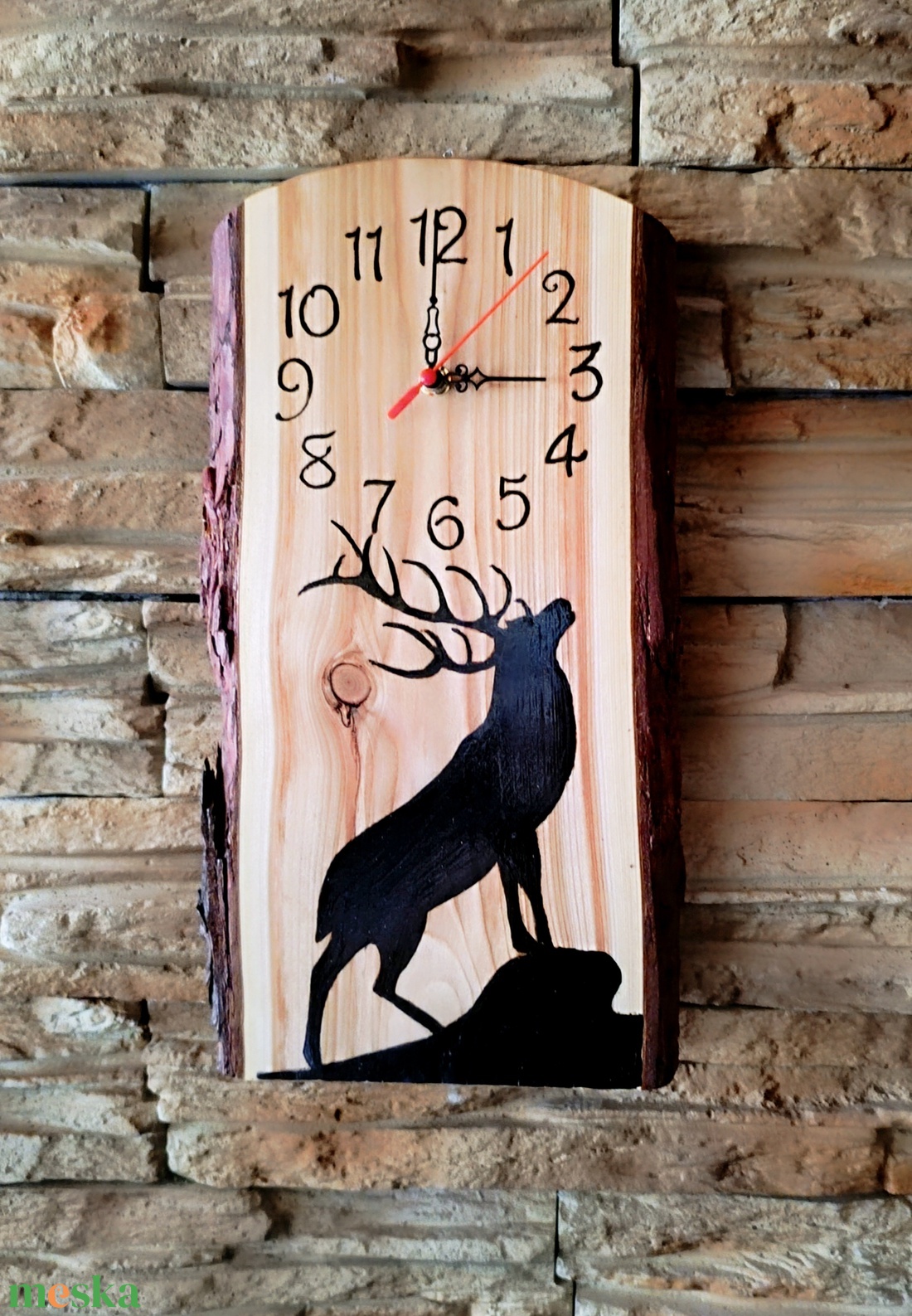 Dombon álló szarvas fából készült falióra  - otthon & életmód - dekoráció - fali és függő dekoráció - falióra & óra - Meska.hu
