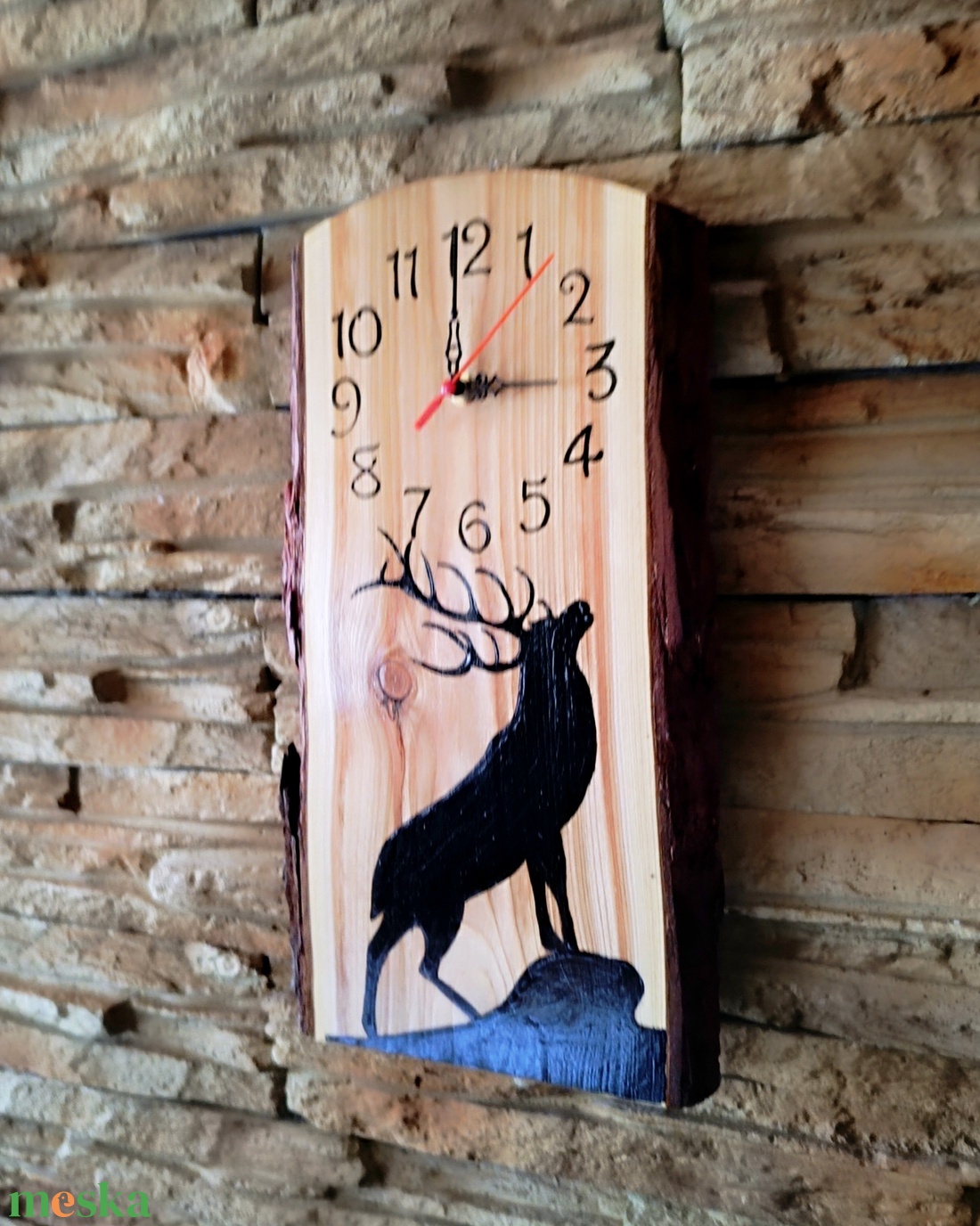 Dombon álló szarvas fából készült falióra  - otthon & életmód - dekoráció - fali és függő dekoráció - falióra & óra - Meska.hu