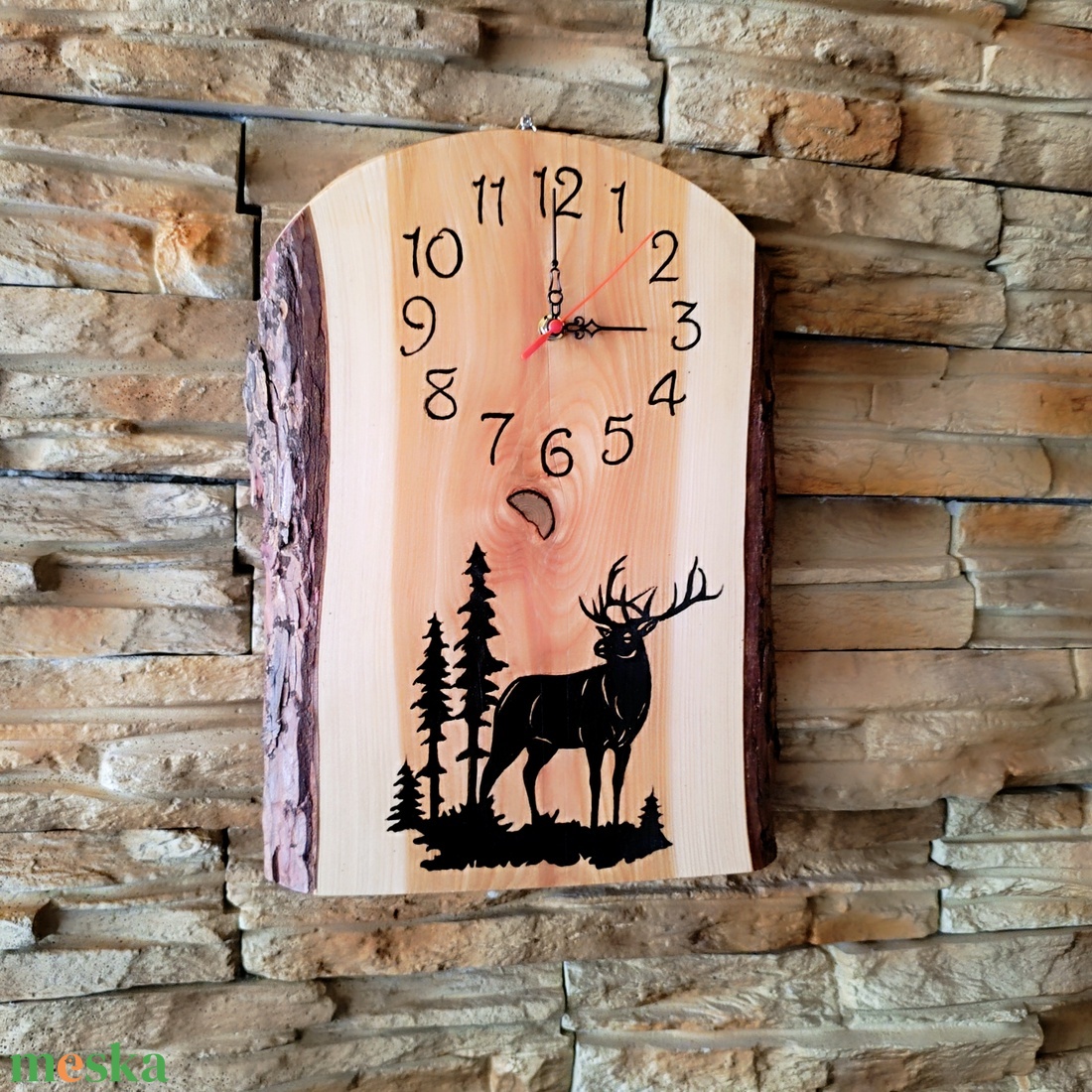 Fából készült falióra erdei szarvassal - otthon & életmód - dekoráció - fali és függő dekoráció - falióra & óra - Meska.hu