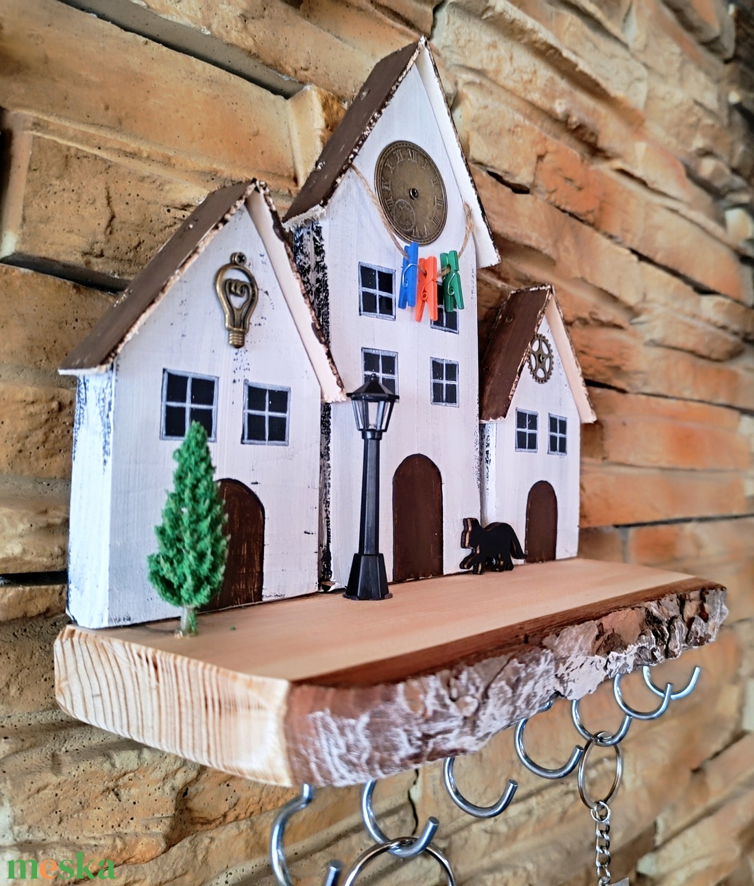 Egyedi tervezésű fa fali kulcstartó házikókkal és fekete macskával díszítve  - otthon & életmód - dekoráció - fali és függő dekoráció - fali kulcstartó - Meska.hu