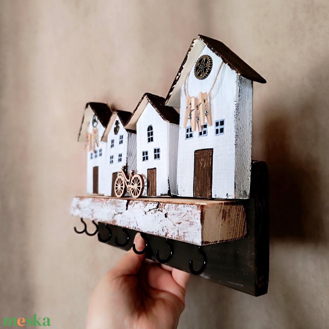 Utcakép, kerékpár, házikó,csipeszek fa fali kulcstartó  - otthon & életmód - dekoráció - fali és függő dekoráció - fali kulcstartó - Meska.hu