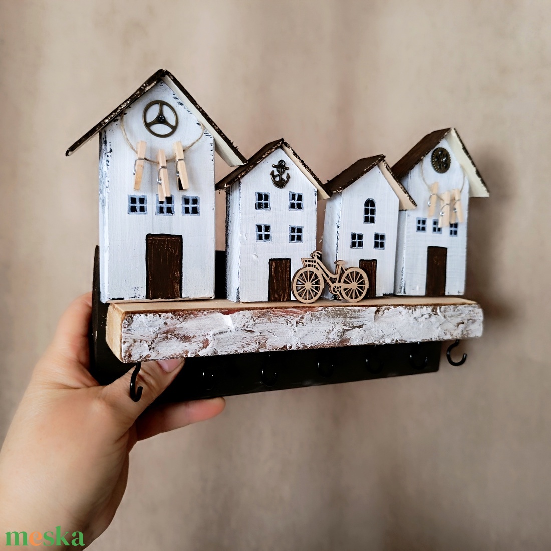 Utcakép, kerékpár, házikó,csipeszek fa fali kulcstartó  - otthon & életmód - dekoráció - fali és függő dekoráció - fali kulcstartó - Meska.hu