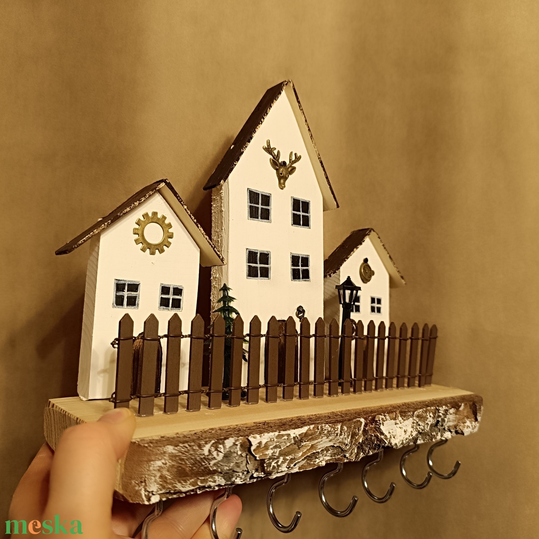 Egyedi rusztikus fából készült utcakép kulcstartó szarvassal díszítve  - otthon & életmód - dekoráció - fali és függő dekoráció - fali kulcstartó - Meska.hu