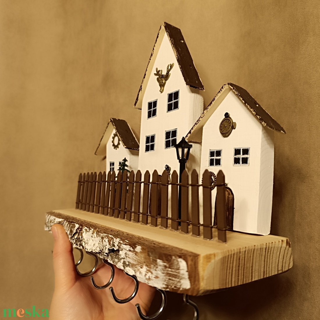 Egyedi rusztikus fából készült utcakép kulcstartó szarvassal díszítve  - otthon & életmód - dekoráció - fali és függő dekoráció - fali kulcstartó - Meska.hu