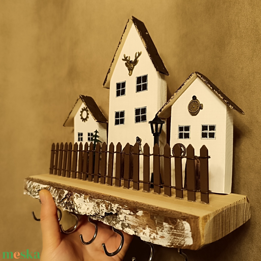 Egyedi rusztikus fából készült utcakép kulcstartó szarvassal díszítve  - otthon & életmód - dekoráció - fali és függő dekoráció - fali kulcstartó - Meska.hu