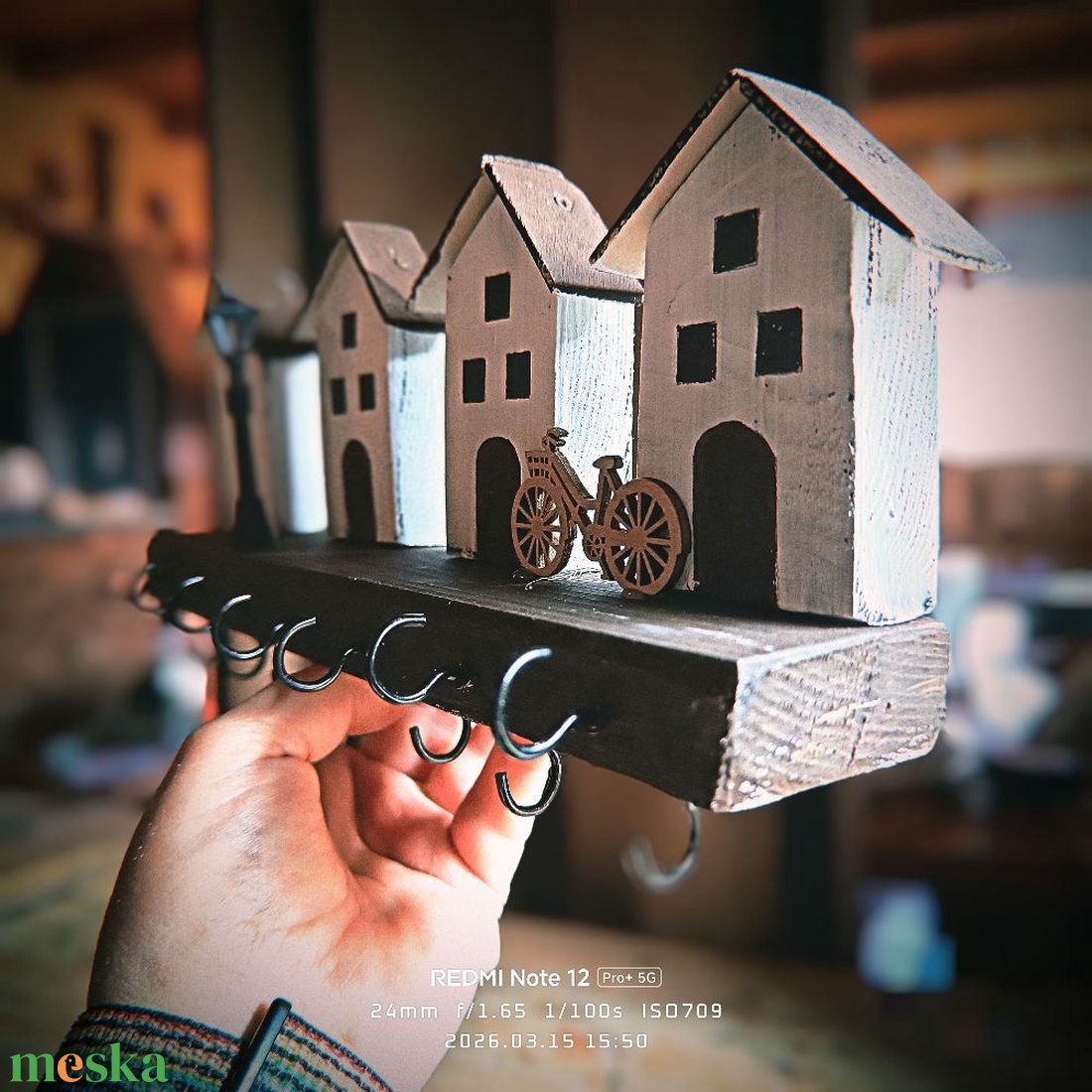 Fa fali kulcstartó házikókkal , biciklivel,sok akasztóval - otthon & életmód - dekoráció - fali és függő dekoráció - fali kulcstartó - Meska.hu