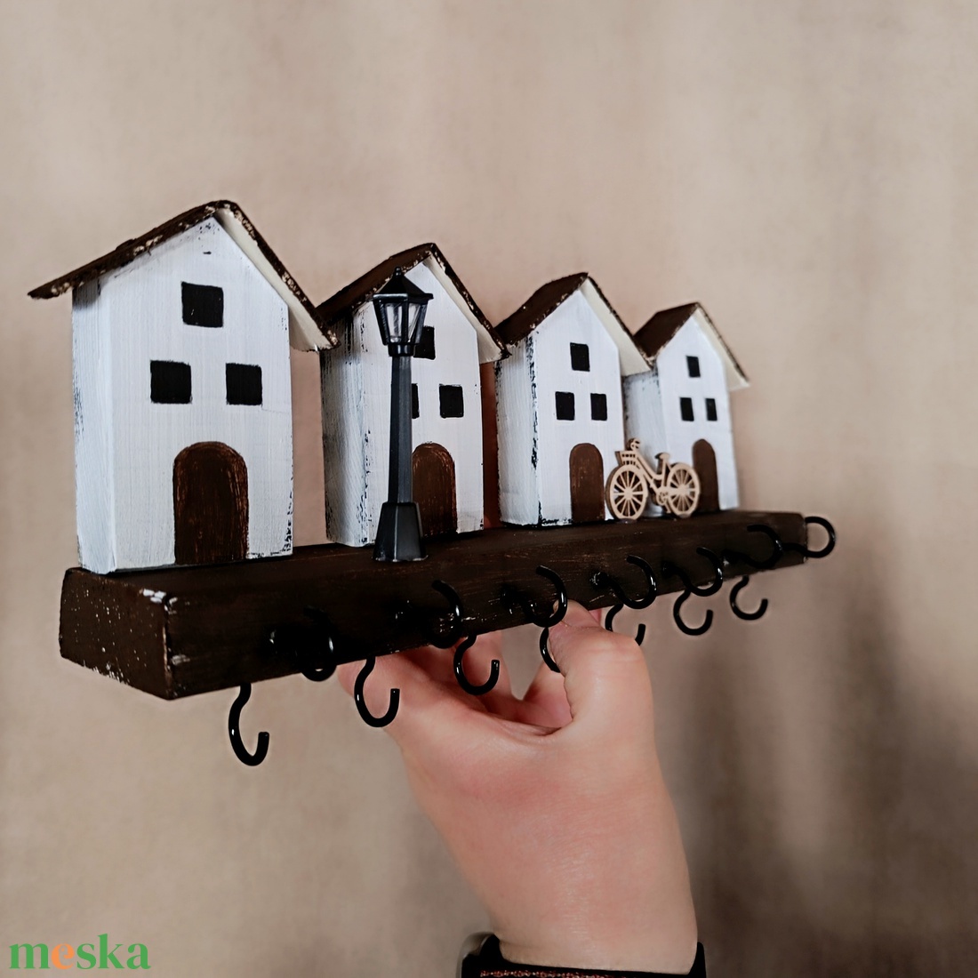 Fa fali kulcstartó házikókkal , biciklivel,sok akasztóval - otthon & életmód - dekoráció - fali és függő dekoráció - fali kulcstartó - Meska.hu