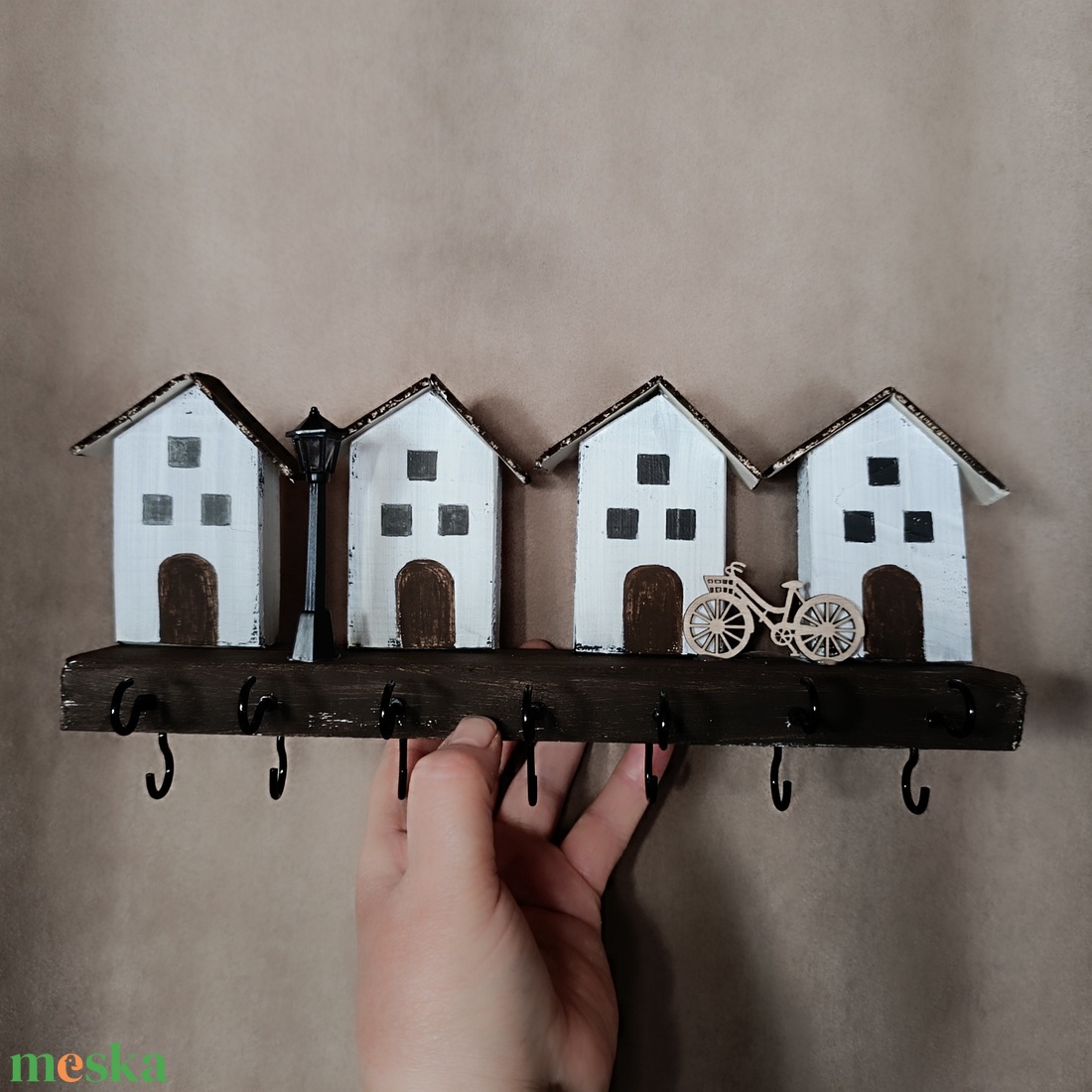 Fa fali kulcstartó házikókkal , biciklivel,sok akasztóval - otthon & életmód - dekoráció - fali és függő dekoráció - fali kulcstartó - Meska.hu