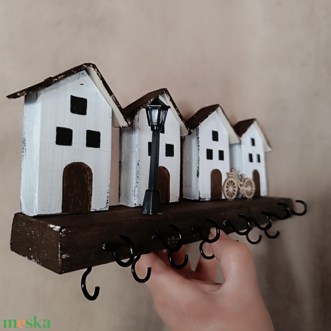 Fa fali kulcstartó házikókkal , biciklivel,sok akasztóval - otthon & életmód - dekoráció - fali és függő dekoráció - fali kulcstartó - Meska.hu