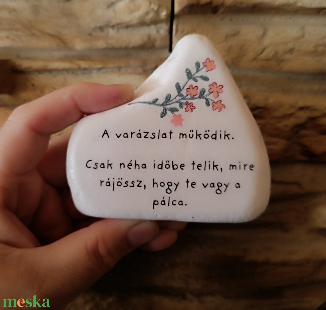 Kézzel készült idézetes dekor kő - otthon & életmód - dekoráció - asztal és polc dekoráció - kavics & kő - Meska.hu