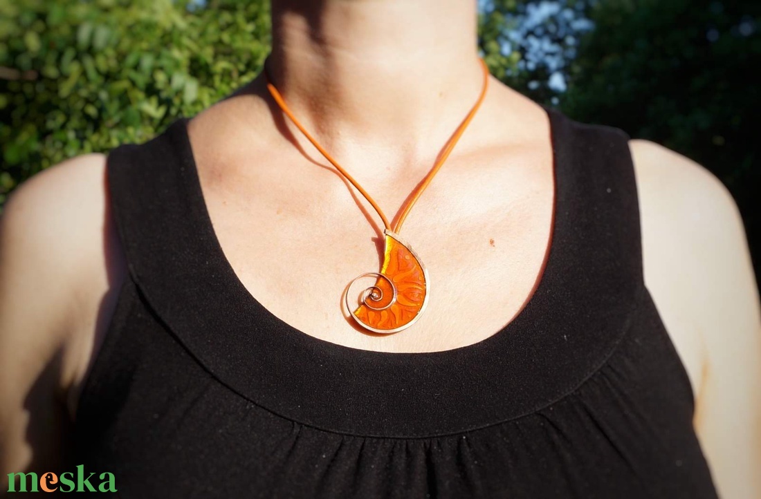 Hold alakú tűzzománc medál - ékszer - nyaklánc - medál - Meska.hu