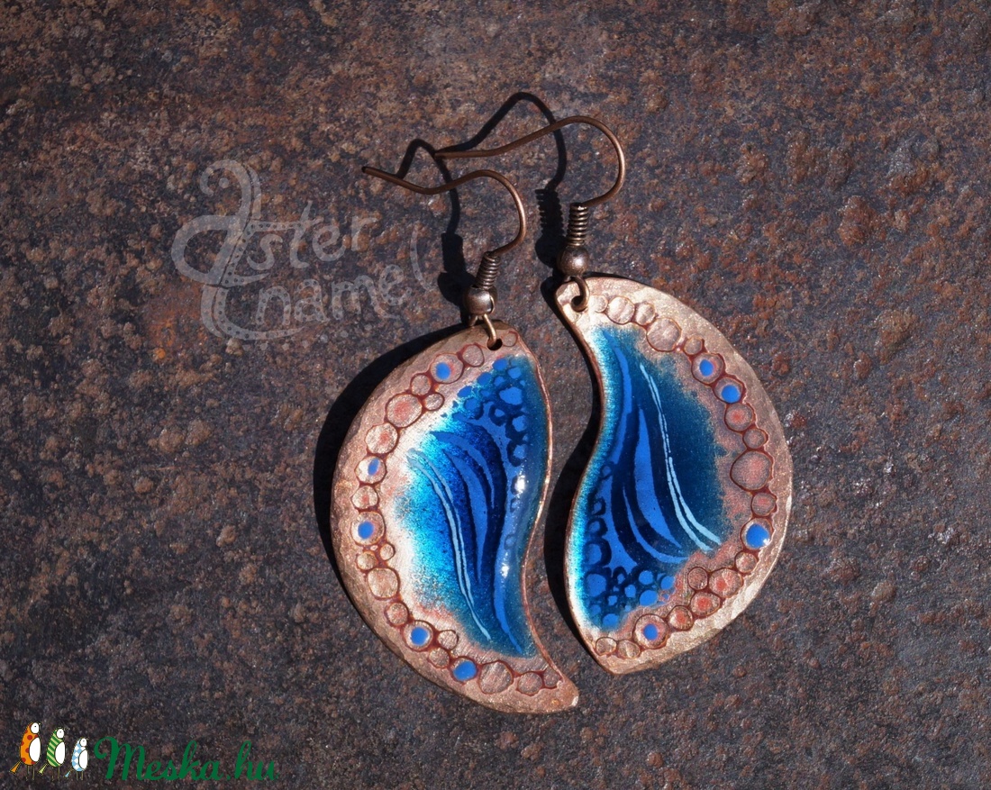 Kalapált szélű kék tűzzománc fülbevaló - ékszer - fülbevaló - lógó fülbevaló - Meska.hu