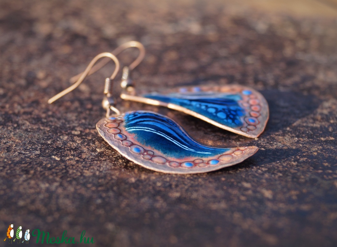 Kalapált szélű kék tűzzománc fülbevaló - ékszer - fülbevaló - lógó fülbevaló - Meska.hu
