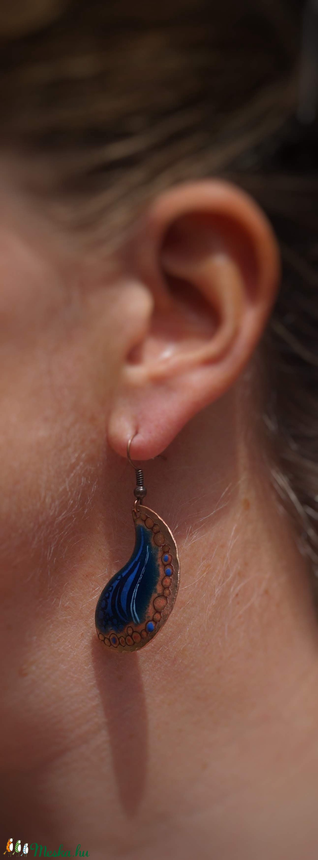 Kalapált szélű kék tűzzománc fülbevaló - ékszer - fülbevaló - lógó fülbevaló - Meska.hu