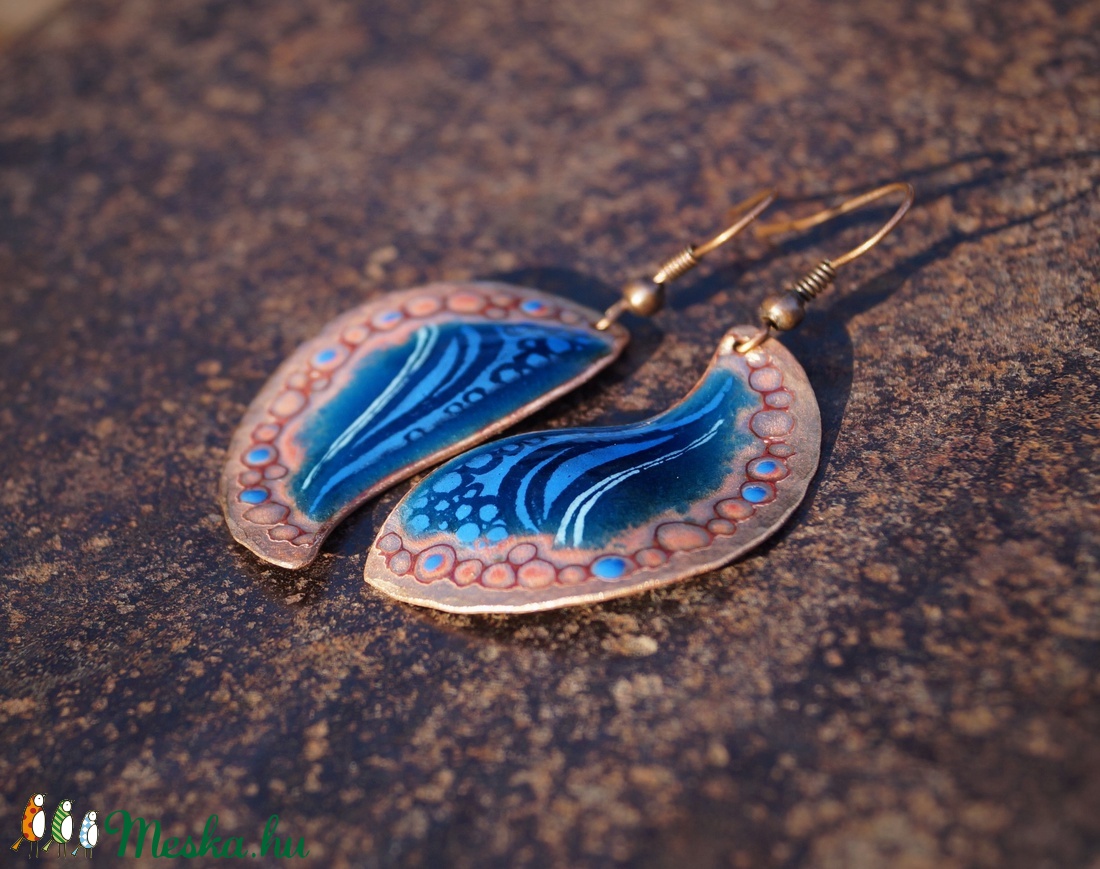 Kalapált szélű kék tűzzománc fülbevaló - ékszer - fülbevaló - lógó fülbevaló - Meska.hu