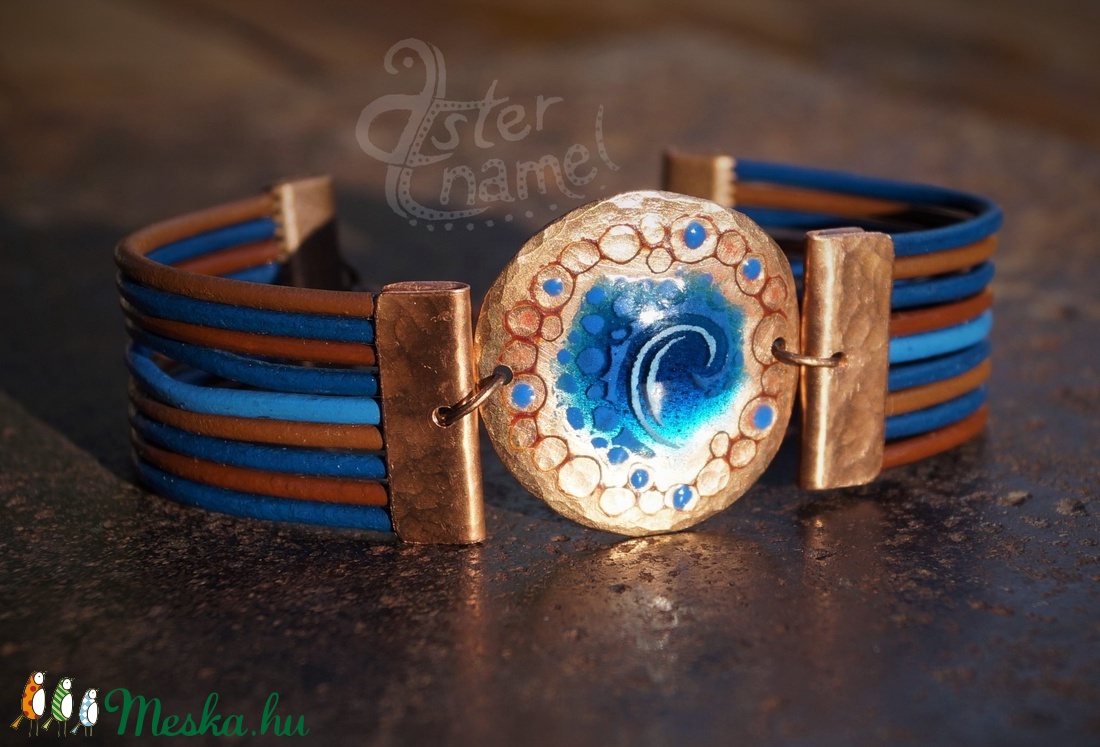 Kalapált szélű kerek karkötő, kék - ékszer - karkötő - karkötő medállal - Meska.hu