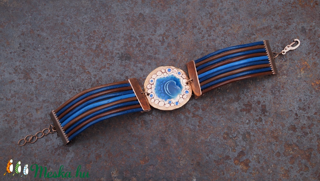 Kalapált szélű kerek karkötő, kék - ékszer - karkötő - karkötő medállal - Meska.hu