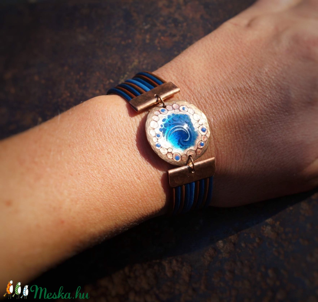 Kalapált szélű kerek karkötő, kék - ékszer - karkötő - karkötő medállal - Meska.hu