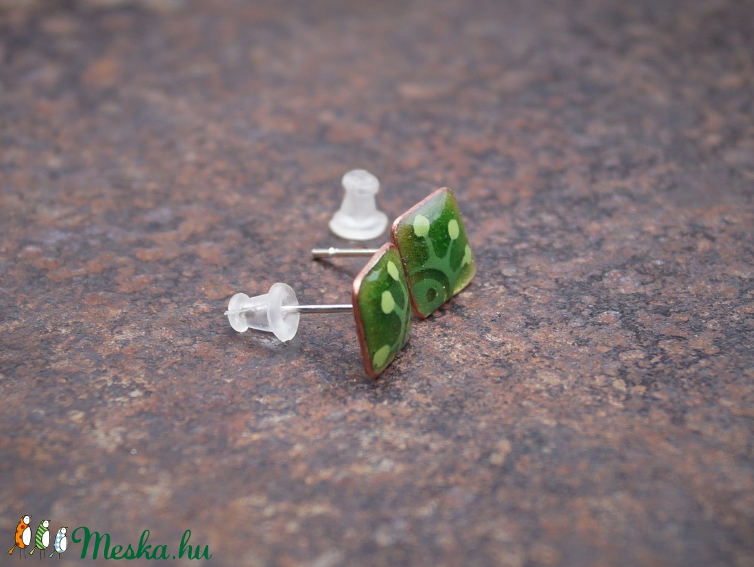 Négszögletes tűzzománc pontfülbevaló, zöld -  - Meska.hu