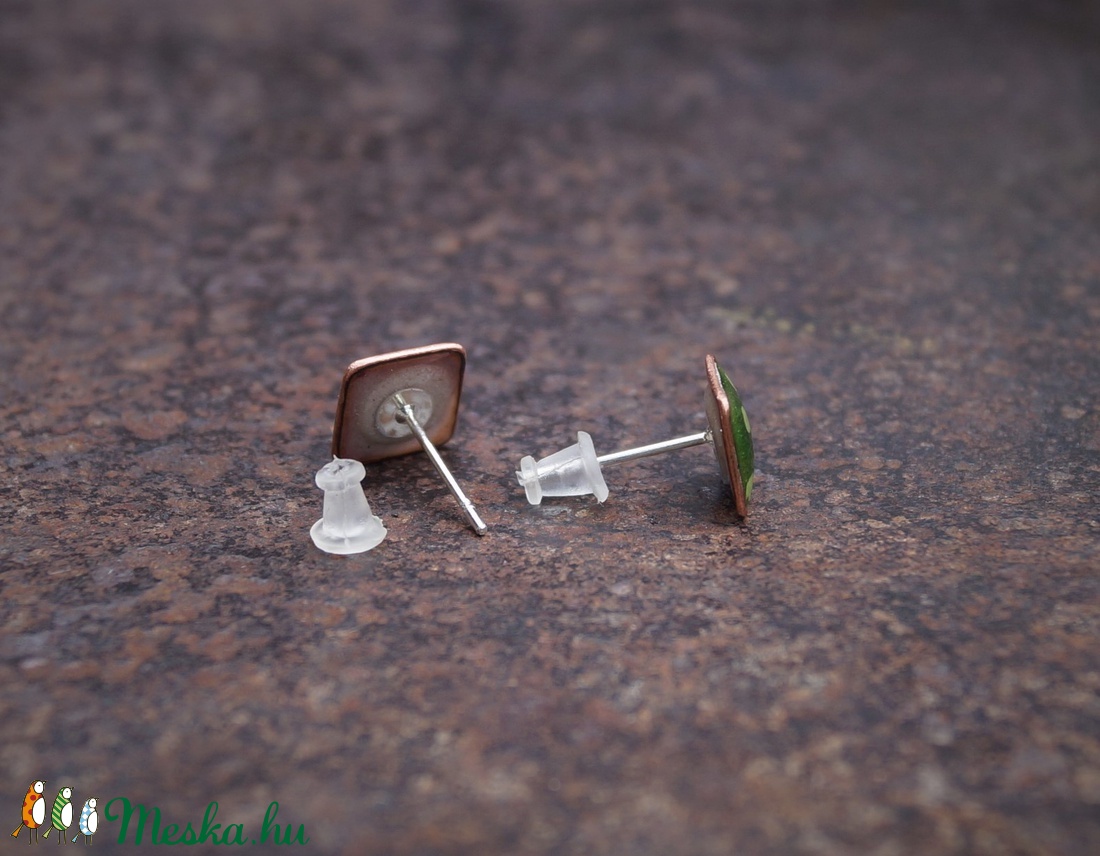 Négszögletes tűzzománc pontfülbevaló, zöld -  - Meska.hu