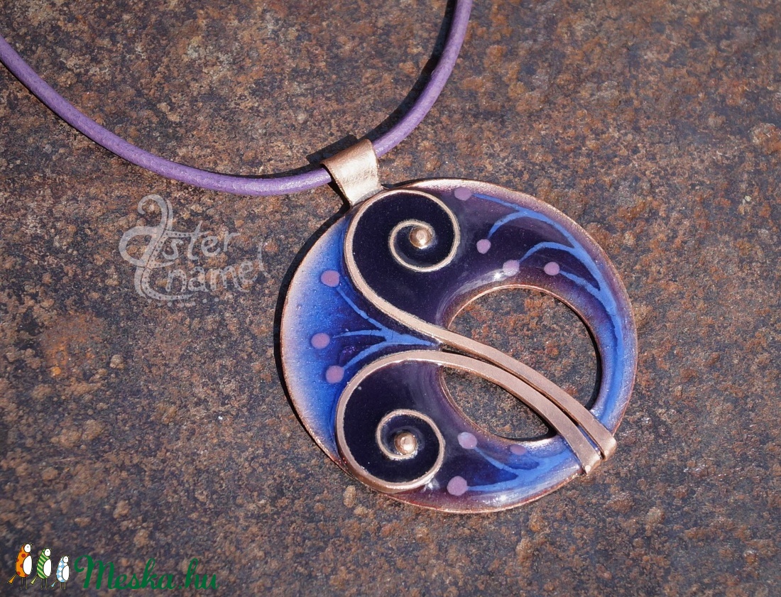 Kerek nagy duplacsigás tűzzománc medál, lila -  - Meska.hu