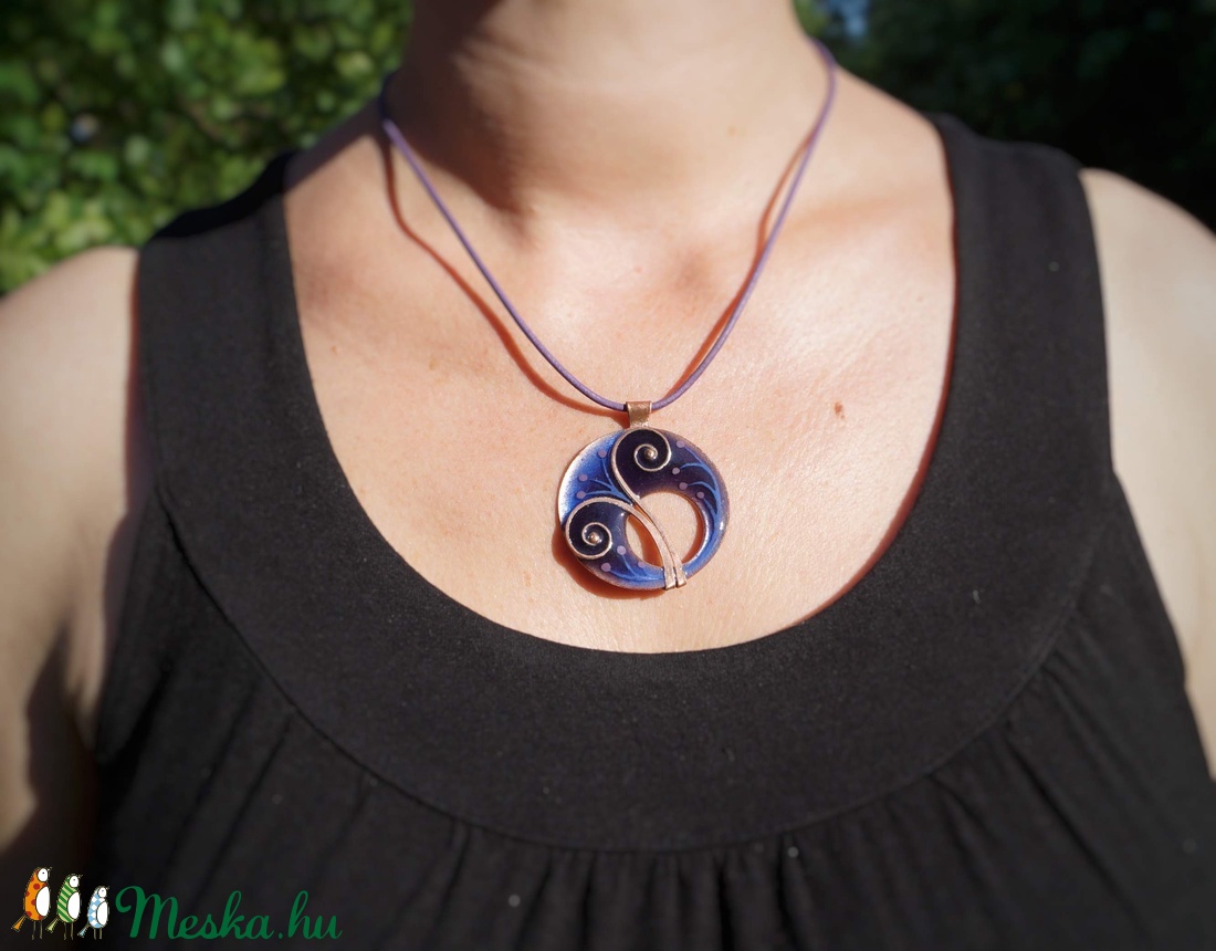 Kerek nagy duplacsigás tűzzománc medál, lila -  - Meska.hu