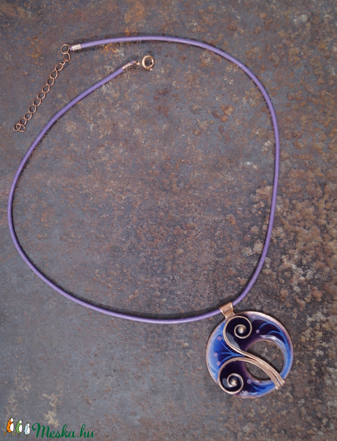 Kerek nagy duplacsigás tűzzománc medál, lila -  - Meska.hu