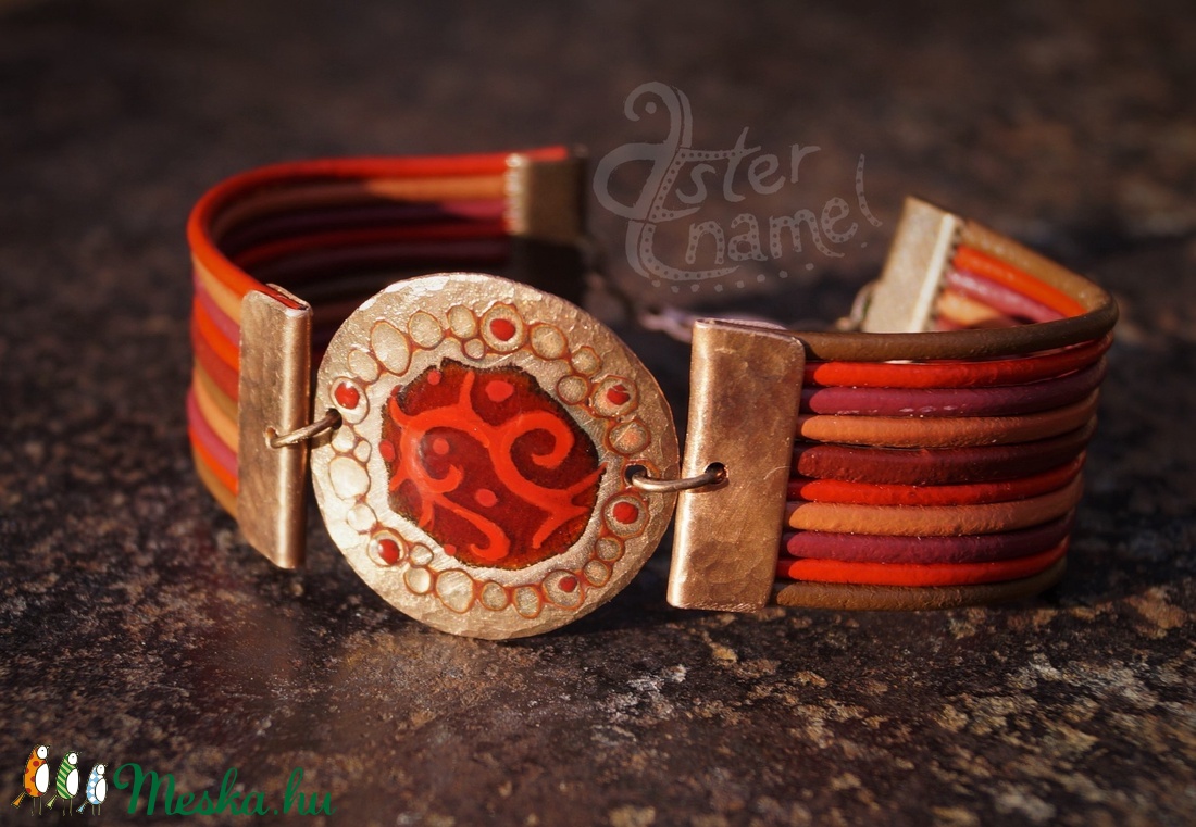Kalapált szélű kerek karkötő, piros - ékszer - karkötő - karkötő medállal - Meska.hu