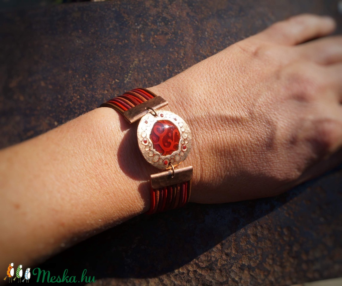Kalapált szélű kerek karkötő, piros - ékszer - karkötő - karkötő medállal - Meska.hu