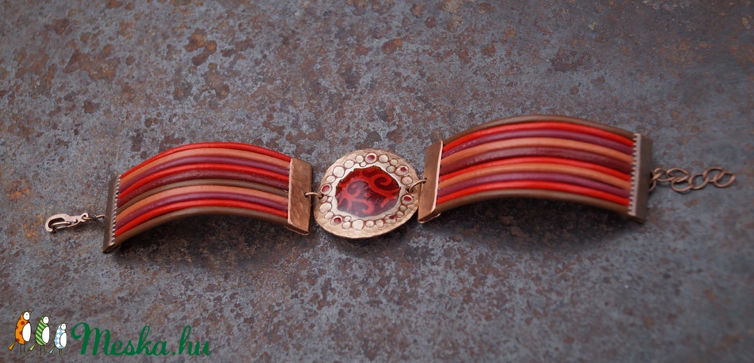 Kalapált szélű kerek karkötő, piros - ékszer - karkötő - karkötő medállal - Meska.hu