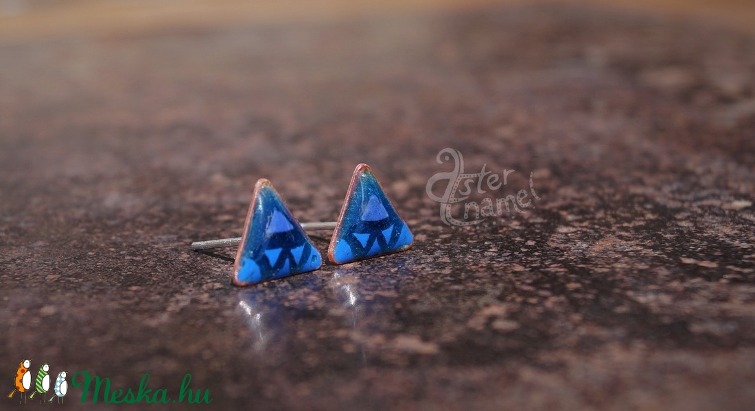 Háromszög alakú tűzzománc pontfülbelvaló, sötétkék - ékszer - fülbevaló - pötty fülbevaló - Meska.hu