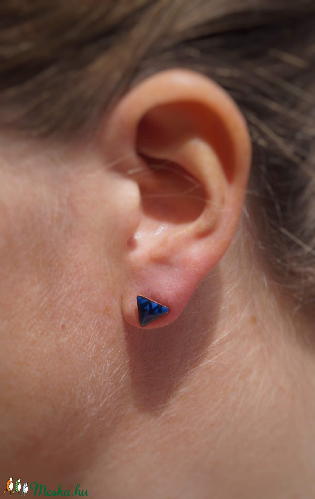 Háromszög alakú tűzzománc pontfülbelvaló, sötétkék - ékszer - fülbevaló - pötty fülbevaló - Meska.hu