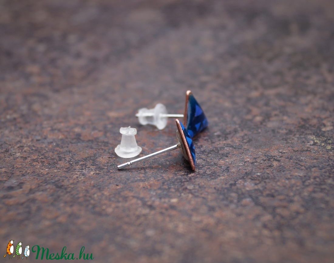 Háromszög alakú tűzzománc pontfülbelvaló, sötétkék - ékszer - fülbevaló - pötty fülbevaló - Meska.hu