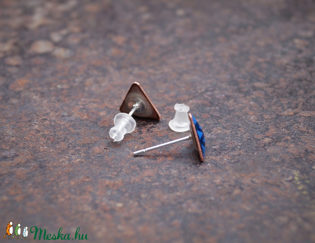 Háromszög alakú tűzzománc pontfülbelvaló, sötétkék - ékszer - fülbevaló - pötty fülbevaló - Meska.hu