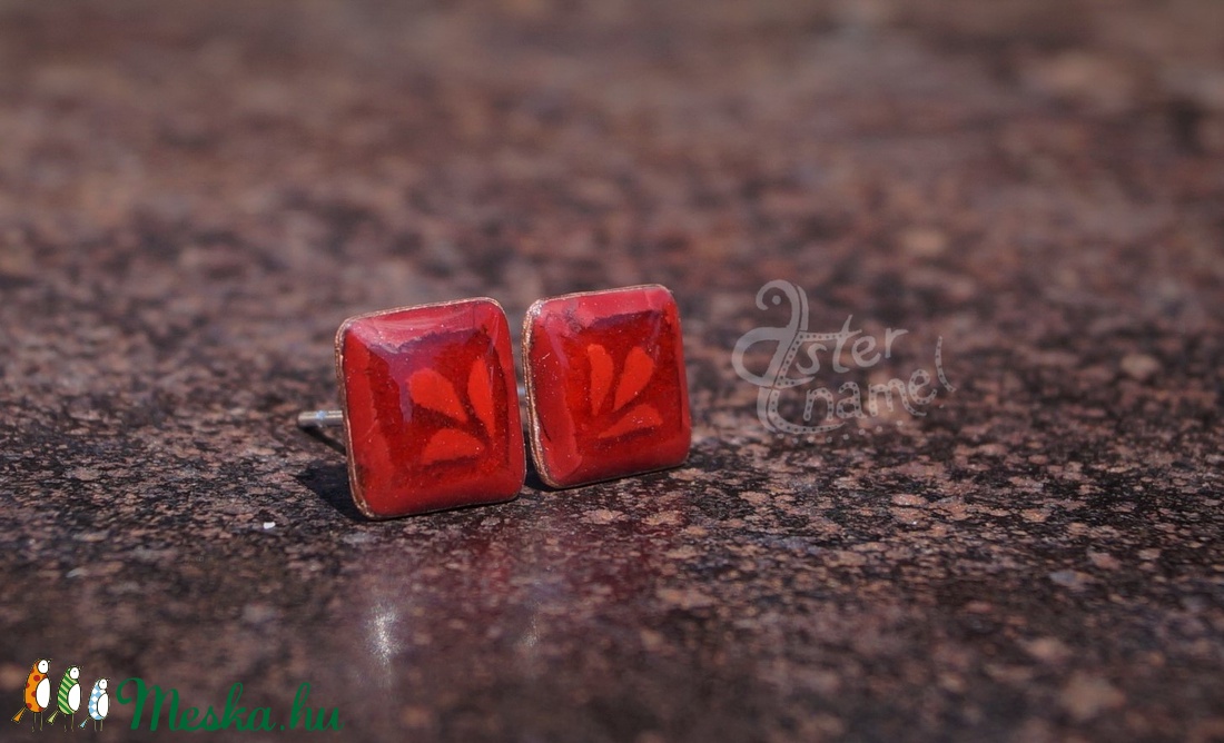 Négszögletes tűzzománc pontfülbevaló, piros - ékszer - fülbevaló - pötty fülbevaló - Meska.hu