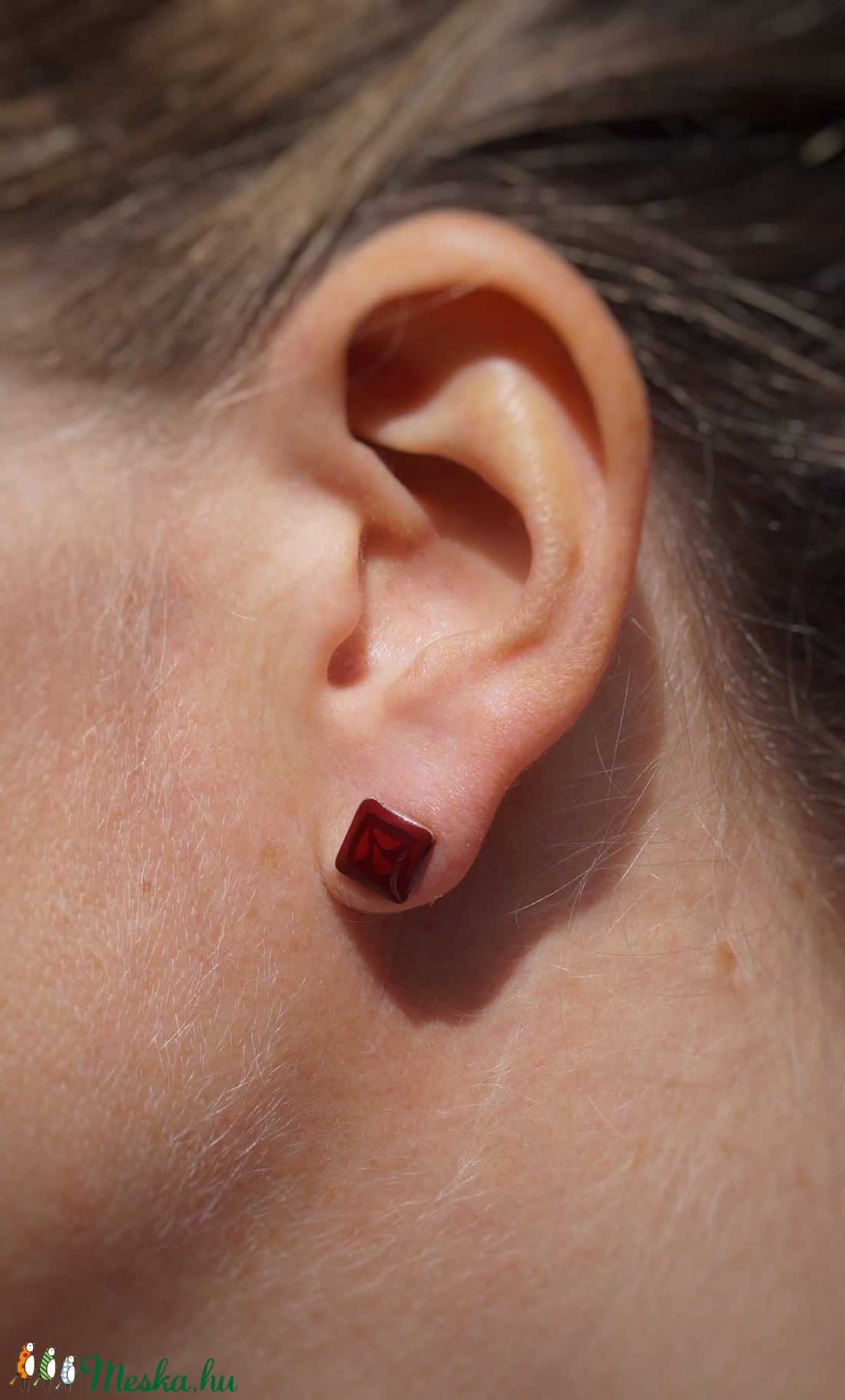 Négszögletes tűzzománc pontfülbevaló, piros - ékszer - fülbevaló - pötty fülbevaló - Meska.hu