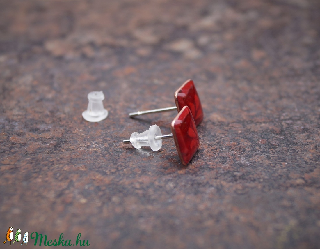 Négszögletes tűzzománc pontfülbevaló, piros - ékszer - fülbevaló - pötty fülbevaló - Meska.hu