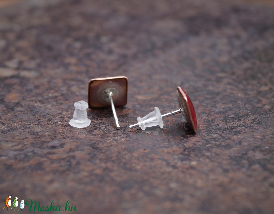 Négszögletes tűzzománc pontfülbevaló, piros - ékszer - fülbevaló - pötty fülbevaló - Meska.hu