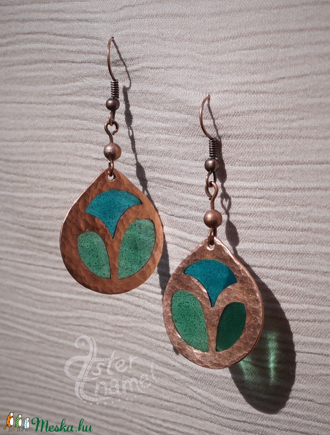 Azsúrzománcos kerek fülbevaló, türkiz-zöld - ékszer - fülbevaló - lógó fülbevaló - Meska.hu